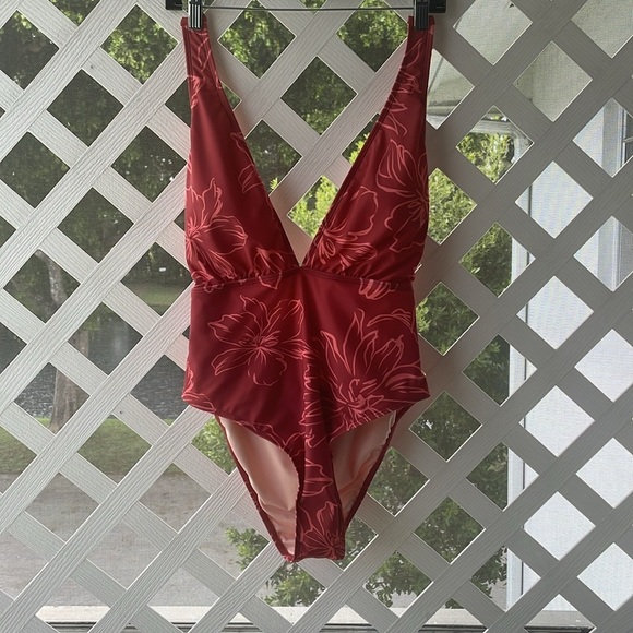 Cupshe Deep V-Neck Open Crisscross Back One-Piece - Picture 4 of 10